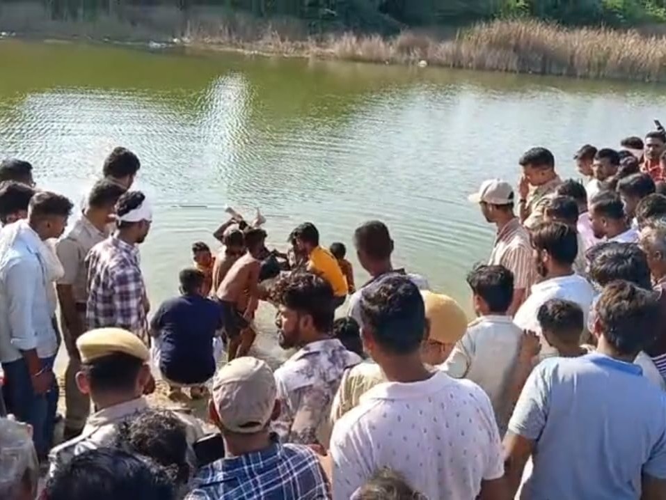 सिविल डिफेंस टीम ने 2 घंटे की मशक्कत के बाद शव बाहर निकाला।