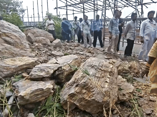आंध्र प्रदेश के विजयवाड़ा में भारी बारिश के चलते दुर्गा मंदिर घाट रोड पर भूस्खलन हो गया।