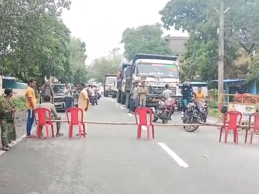 27 गांवों के 50 हजार लोग परेशान, मुखिया-ग्रामीणों ने सड़क जाम कर धरना दिया|धनबाद,Dhanbad - Dainik Bhaskar