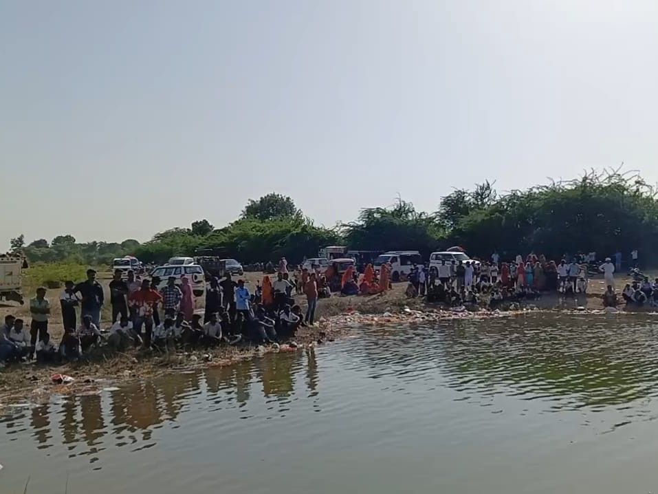 हादसे के बाद नदी किनारे जुटी भीड़।