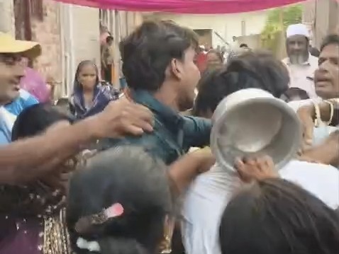 शादी के घर में दो पक्षों में जमकर मारपीट, बर्तन उठाकर एक-दूसरे पर किया हमला।