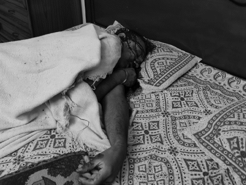 बेड पर पड़ा हेड कॉन्स्टेबल नितिन का शव और पुलिस को गिरफ्तार कर ले जाती पुलिस। - Dainik Bhaskar