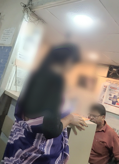 महिला रिपोर्टर ने हॉस्पिटल एजेंट्स और आशा वर्कर से डील की, इस दौरान पूरे नेक्सस की उस पर नजर थी।