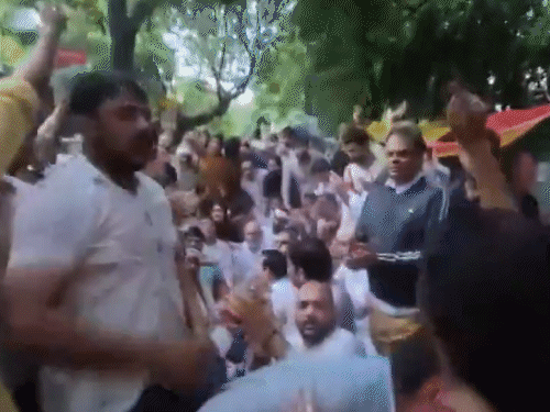 पुलिसकर्मियों ने विधानसभा के तरफ बढ़ रहे कांग्रेस कार्यकर्ताओं को रोका तो सड़क पर बैठकर नारेबाजी करने लगे।