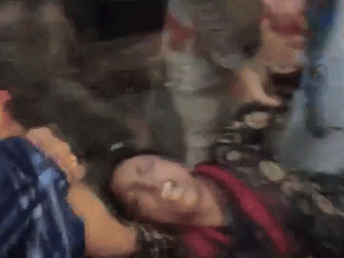 कांग्रेस कार्यकर्ताओं को पुलिस वालों ने टांगकर वैन और बस में भरा। ईको गार्डन ले गए।