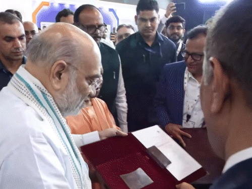 गृहमंत्री और सीएम योगी ने अफसरों से एक्सपो की तैयारियों और आयोजन की जानकारी भी ली।