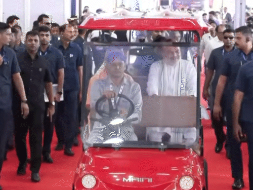 कसी हुई कॉपीगृहमंत्री शाह और सीएम योगी गोल्फ कार्ट में बैठकर एक्सपो पहुंचे। शाह ने हाथ जोड़कर ट्रेड शो में मौजूद लोगों का अभिवादन किया।