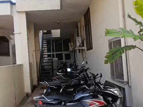 पार्किंग एरिया में खड़ी कर्मचारियों की बाइक, यहां दिव्यांगजनों के लिए अलग से कोई रिजर्व पार्किंग नहीं है।