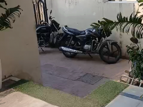 इन सीढ़ियों से ऊपर चढ़कर दिव्यांगजनों को दफ्तर में प्रवेश करना पड़ता है।