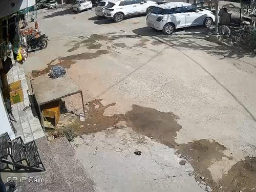 3 साल का बच्चा दुकान से दौड़कर सड़क पर आ गया। मां उसे पकड़ने के लिए पीछे दौड़ी।