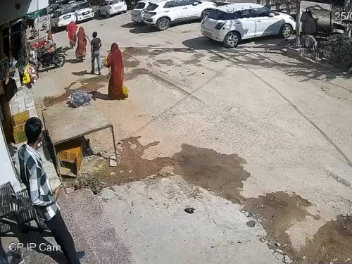 स्कॉर्पियो का ड्राइवर मौका मिलते ही गाड़ी लेकर फरार हो गया। उसे पकड़ने के लिए महिलाएं पीछे दौड़ी।