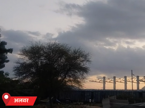 अलवर में शुक्रवार सुबह से बादल छाए रहे। गर्मी का असर कम हुआ।