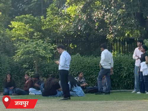 जयपुर में शुक्रवार को हवा चलने से गर्मी कम रही। लोग पार्क में बैठे नजर आए।