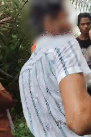 साथ जा रहे युवक के साथ लोग मारपीट करते नजर आ रहे हैं।