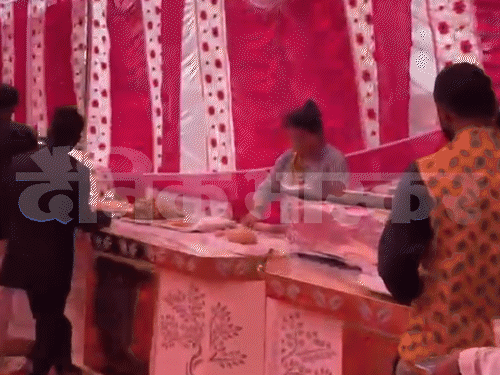 शादी समारोह में 500 मेहमान आए थे, जिनके लिए शानदार प्रबंध किया गया था।