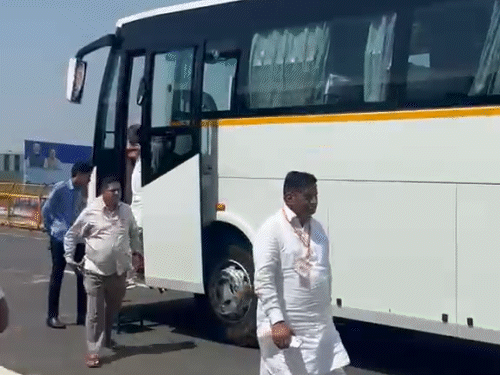 मंत्री और विधायक एक ही बस में सवार होकर दादिया में सभा स्थल पहुंचे।