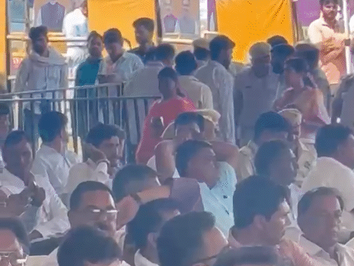 विधायक अनिता भदेल और दीप्ति माहेश्वरी को मंच के सामने वाले ब्लॉक में जगह नहीं मिली। दोनों मंच के दायीं तरफ वाले ब्लॉक में पीछे की सीट पर बैठीं।