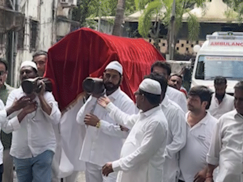 मुश्ताक खान का शुक्रवार को जनाजा निकाला गया।