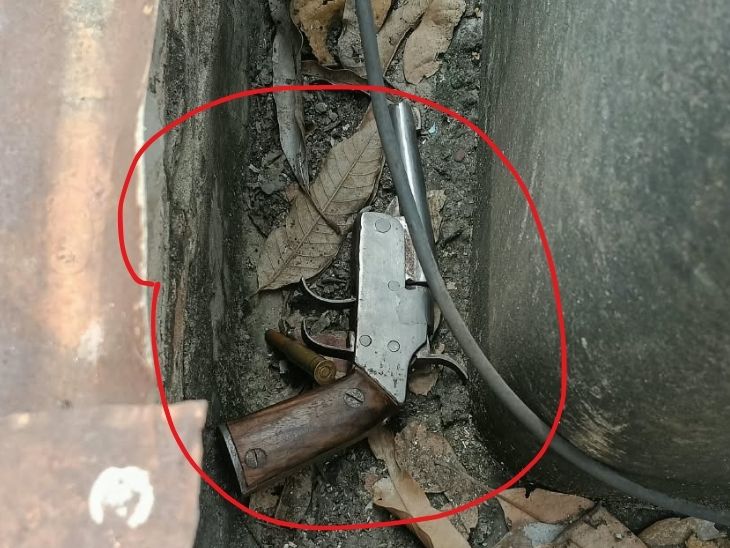 पुलिस को घर की पहली मंजिल पर कोने में देसी कट्टा पड़ा मिला है।