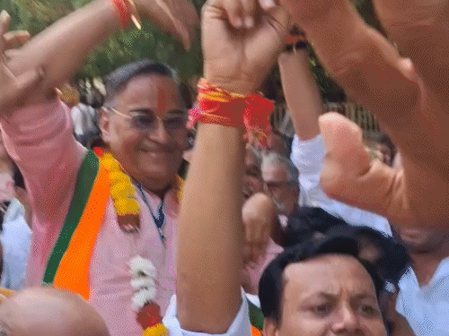 जीत के बाद मेयर को कंधों पर उठाकर बाहर लेकर आए समर्थक।