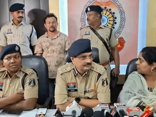 पुलिस ने प्रेस कॉन्फ्रेंस करते हुए मामला का खुलासा किया।