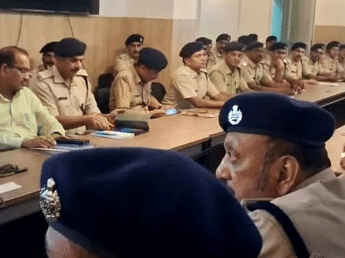 एसएसपी कांतेश कुमार मिश्रा के निर्देश पर पुलिस सख्त कार्रवाई कर रही है।