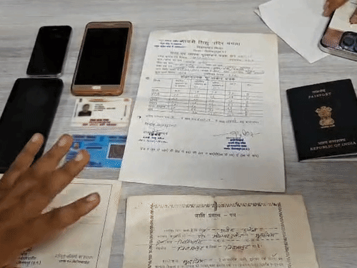 आरोपी के पास से फर्जी तरीके से बनाए गए दस्तावेज जब्त किए गए हैं।