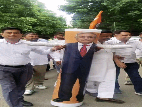 पंजाब कांग्रेस चंडीगढ़ में प्रदर्शन करती हुई। कार्यकर्ता ज्ञानेश कुमार का पुतला लेकर पहुंचे। - Dainik Bhaskar
