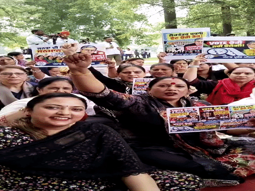 चंडीगढ़ सेक्टर 17 में कांग्रेस की महिला विंग की कार्यकर्ता हाथों में होर्डिंग लेकर पहुंचीं।