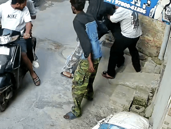 युवक को पीटते हुए हमलावर CCTV में कैद।