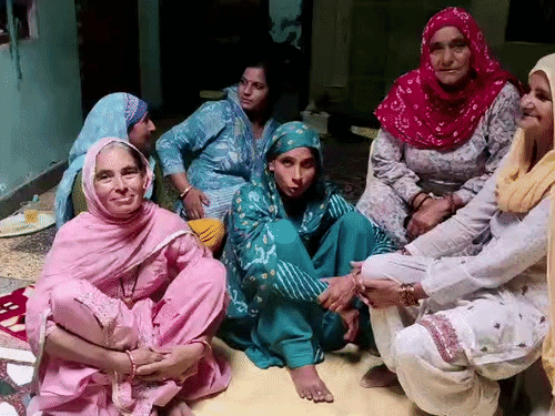 खुशी मनातीं कमलजीत के परिवार की महिलाएं।