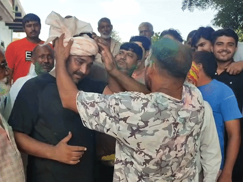 एशियन गेम्स में कमलजीत के गोल्ड मेडल जीतने पर रेवाड़ी में उनके घर पर खुशी मनाते परिजन। लड्‌डू भी बांटे गए।