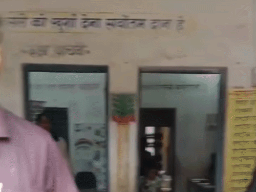 वायरल वीडियो के बाद स्कूल की अनुशासन व्यवस्था को लेकर उठे सवाल।