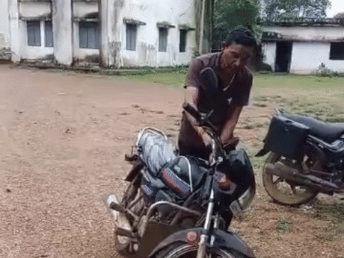 स्कूल में एक महिला शिक्षिका के साथ विद्यार्थियों के सामने अपमानजनक व्यवहार किया।