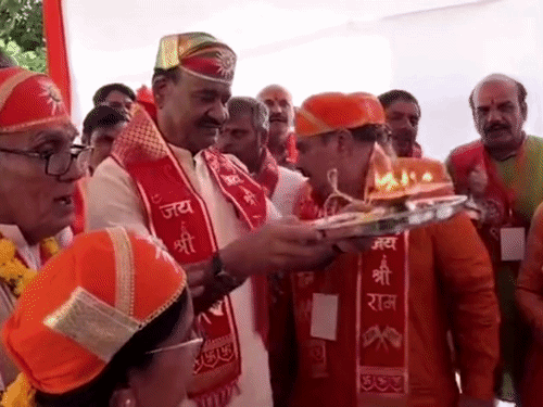 लोकसभा अध्यक्ष ओम बिरला ने विधि-विधान से भगवान गणेश का पूजन किया। इस मौके पर साधु-संत मौजूद रहे।