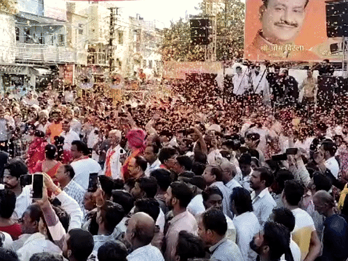 कोटा के अलग-अलग इलाकों से झांकियां और अखाड़े सूरजपोल गेट पहुंचे।