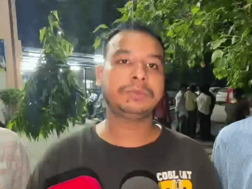 मृतक के भाई वरिंदर कुमार जानकारी देते हुए।