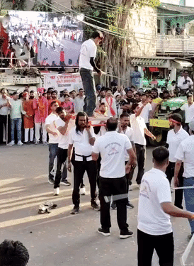 एक पट्टेबाज ने तलवारों के फ्रेम पर खड़े होकर तलवार घुमाई।