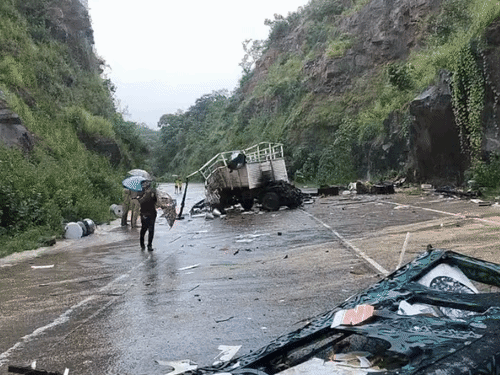 टक्कर लगने के बाद पिकअप डैमेज हो गई।