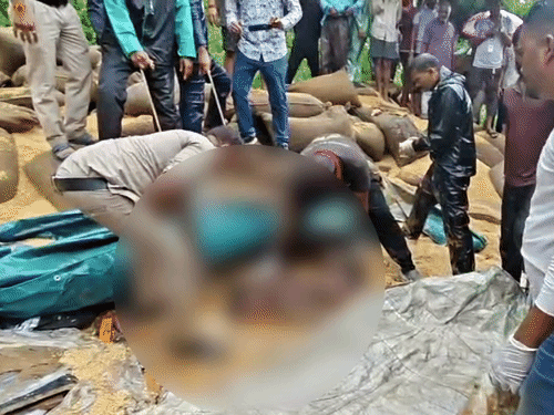 ट्रक के नीचे दबे मृतकों के शव क्षत-विक्षत हो गए थे।