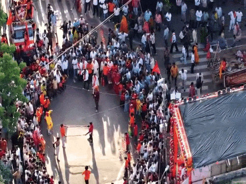 शोभायात्रा में पारंपरिक युद्ध कौशल गतका ने करतब दिखाए।