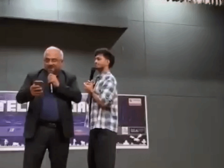 यूनिवर्सिटी में फेस्ट के दौरान कॉमेडियन रजत सूद मंच पर रहते हैं। प्रोफेसर भी पहुंचते हैं वे मोबाइल में देखकर कुछ बोलने जा रहे थे, तभी रजत उनके मोबाइल में झांकने लगते हैं।