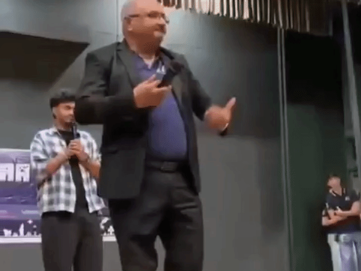 कॉमेडियन की हरकत के बाद ऑडियंस में बैठा एक स्टूडेंट चिल्ला देता है। जिससे प्रोफेसर नाराज हो जाते हैं। वे उसे इशारे में स्टेज पर आने को कहते हैं।