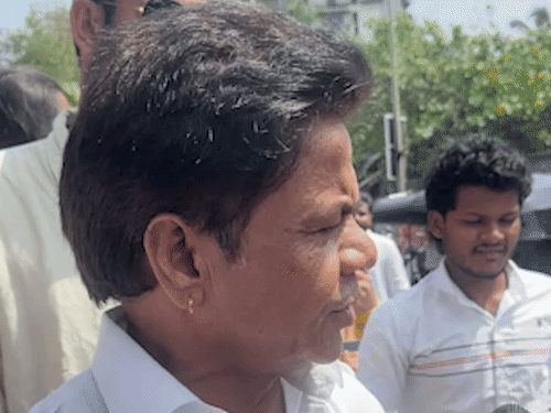 मुश्ताक खान की विदाई में उनके दोस्त राजपाल यादव भी पहुंचे।