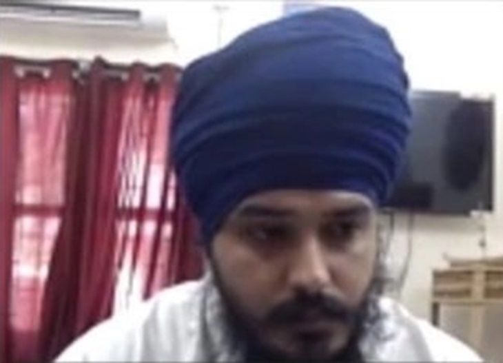 अमृतपाल की जेल जाने के बाद एक कोर्ट में सुनवाई के दौरान यह पहली फोटो सामने आई थी।