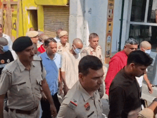 हिसार के पटेल नगर में बदमाशों को गंजा कर बाजार में घुमाती पुलिस। - Dainik Bhaskar