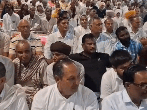 लाडवा के पैलेस में आयोजित सम्मेलन में मौजूद कांग्रेसी कार्यकर्ता।