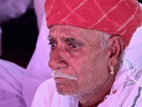 ओसियां से पूर्व विधायक दिव्या मदेरणा की सभा का पुराना वीडियो सोशल मीडिया पर शेयर है। जिसमें बुजुर्ग समर्थक भाषण सुनकर भावुक नजर आते हैं।