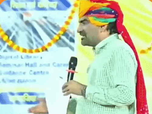 अजमेर में नागौर सांसद हनुमान बेनीवाल ने कांग्रेस के सीनियर नेता हेमाराम चौधरी का मखौल उड़ाया।