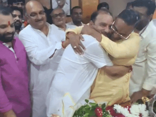 जीत की खुशी में भाजपा जिलाध्यक्ष भावुक हो गए। प्रसन्नचंद मेहता ने उन्हें गले लगाकर पीठ थपथपाई।